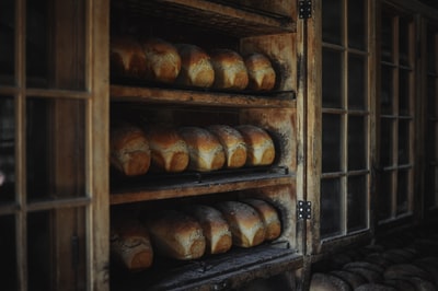 棕色木柜上的棕色面包